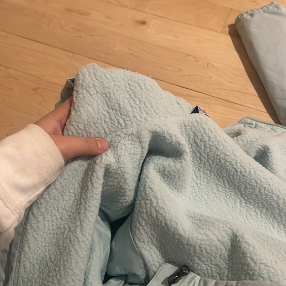 Light blue north face jacket barely used in great condition - Picture 4 of 4